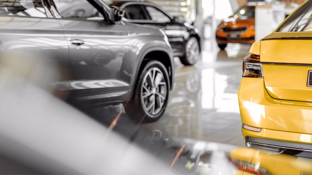 Moderne Fahrzeuge in einem hellen Autohaus-Showroom